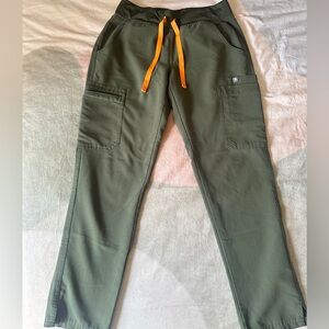 Figs 
Women’s Yola Skinny Scrub Pants 2.0
Color:Moss
Size: Petite XS